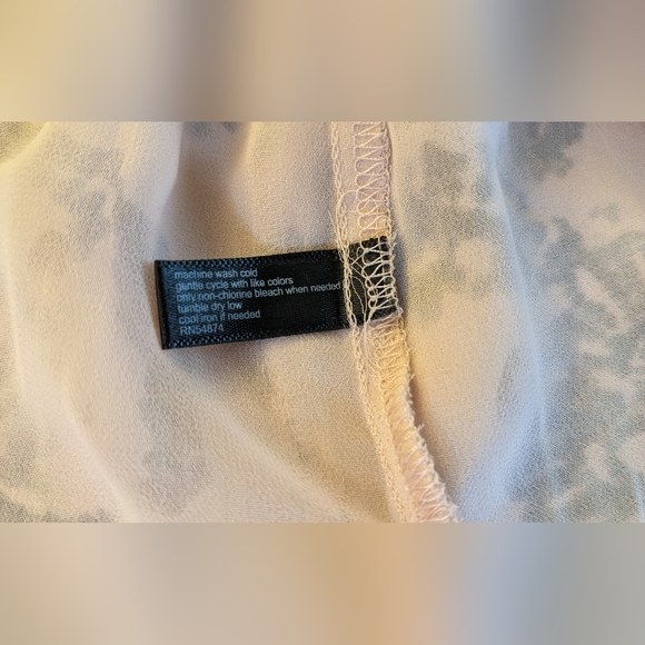 The Limited Scoop Neck Blouse With Sheer Underlay, Buttoned Long Sleeves. Size M - Picture 11 of 11